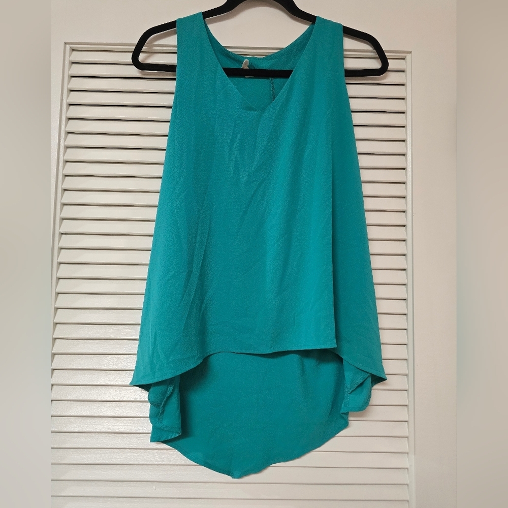 Tyche - Green Sleeveless Loose-Fit Flowy High-Low Top
